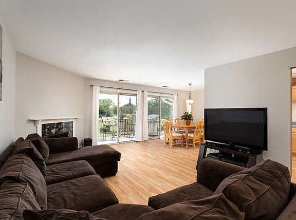 4th image of 34 Glencoe Ct 202-b Ct #202B