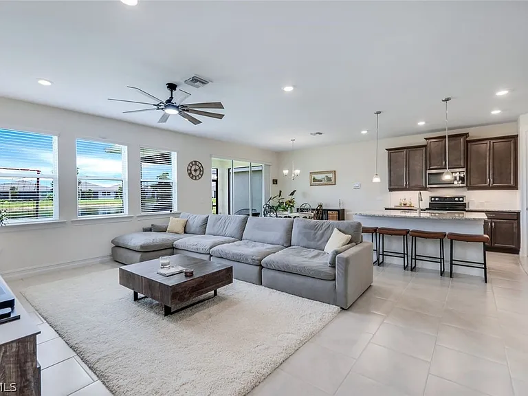 421 Coral Reef Pl — Photo 4