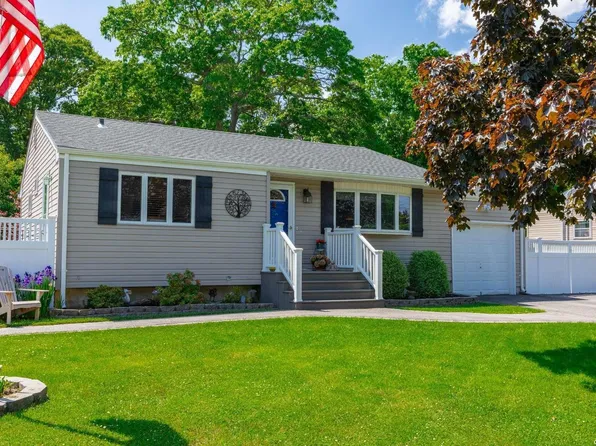 432 Bohemia Parkway, Sayville, NY 11782