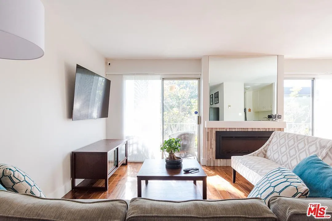 2 bed, 1100 sqft, $3,395 — Photo 1
