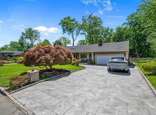 31 Vista Rd, Roslyn Heights, NY 11577