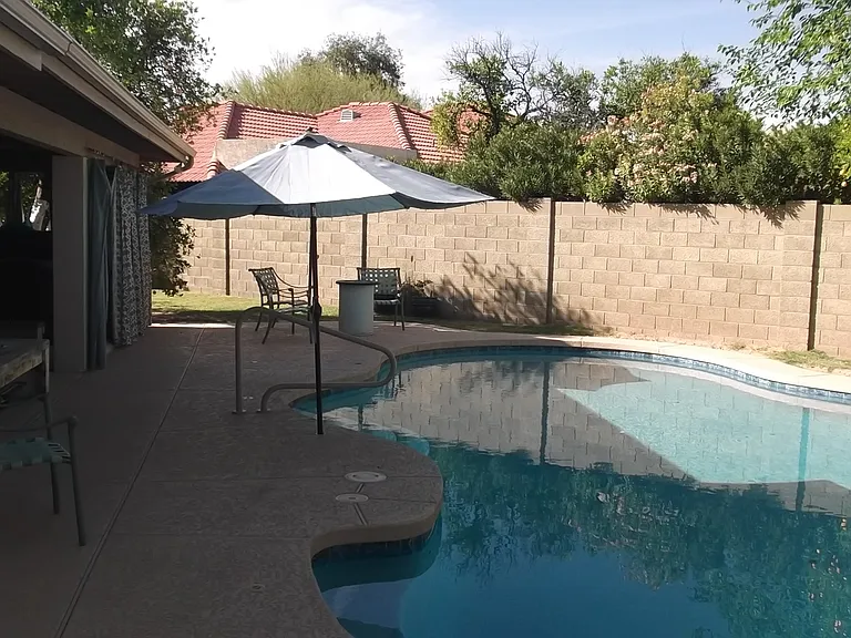 2057 N Gentry — Photo 2