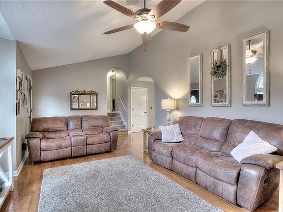 5th image of 38 Bramblewood Dr