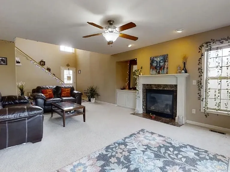 206 Gentian St — Photo 2