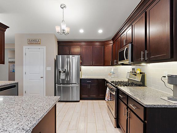 3rd image of 13873 Breakwater Ln