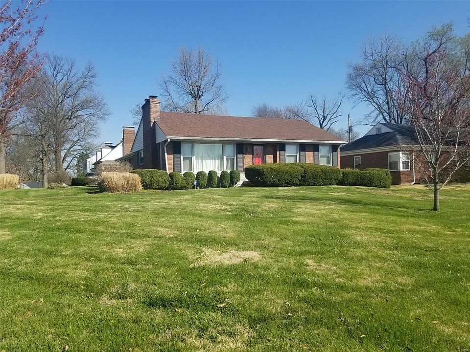 1st image of 960 Surrey Ln
