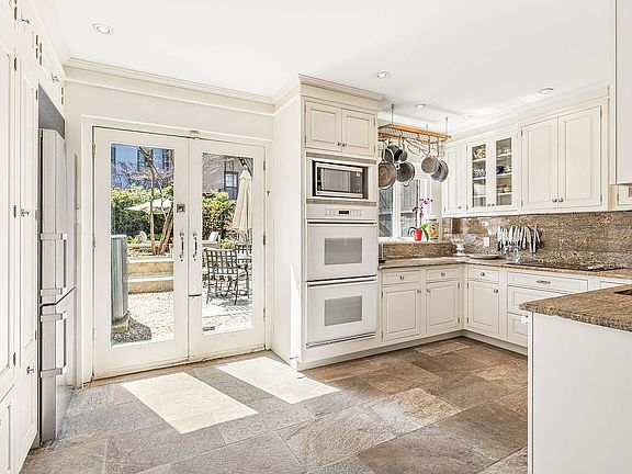 4th image of 452 W 44th St