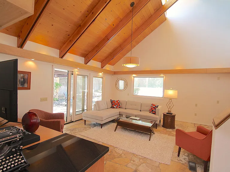 1801 Notre Dame Dr NE — Photo 10