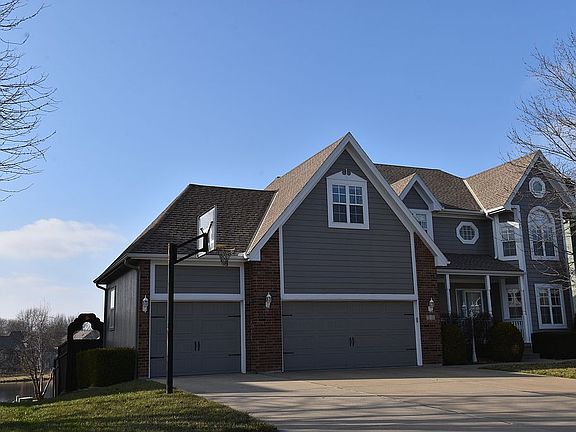 2nd image of 424 SE Youngston Ln