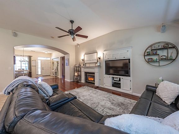 5th image of 921 W Pepper Dr