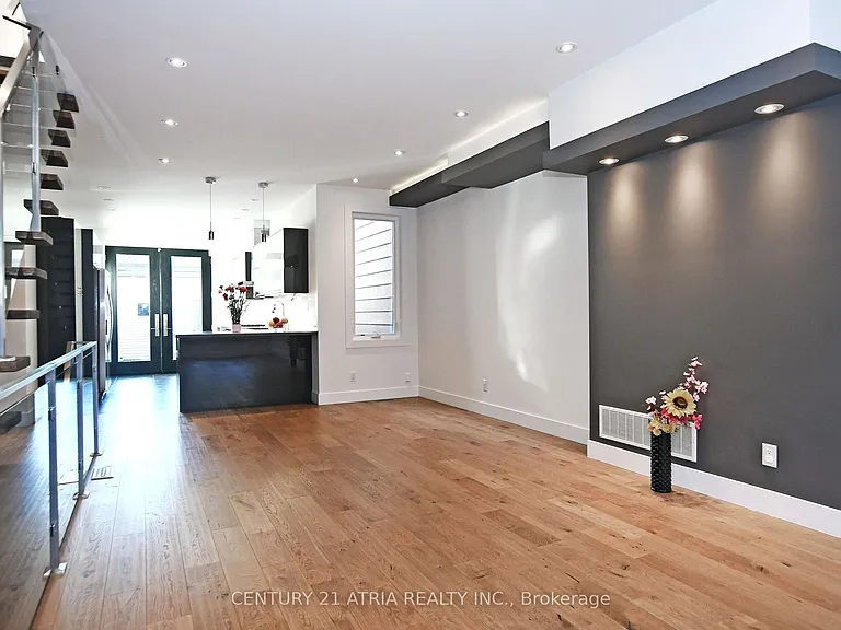 10 Palmerston Ave — Photo 4