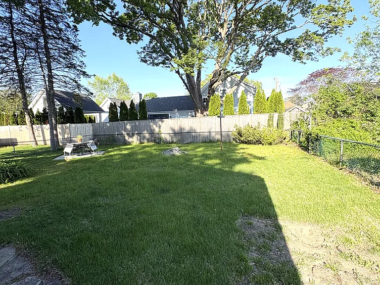 Douglas St — Photo 6