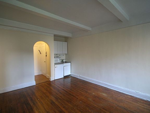 3rd image of 11 Waverly Pl APT 4E