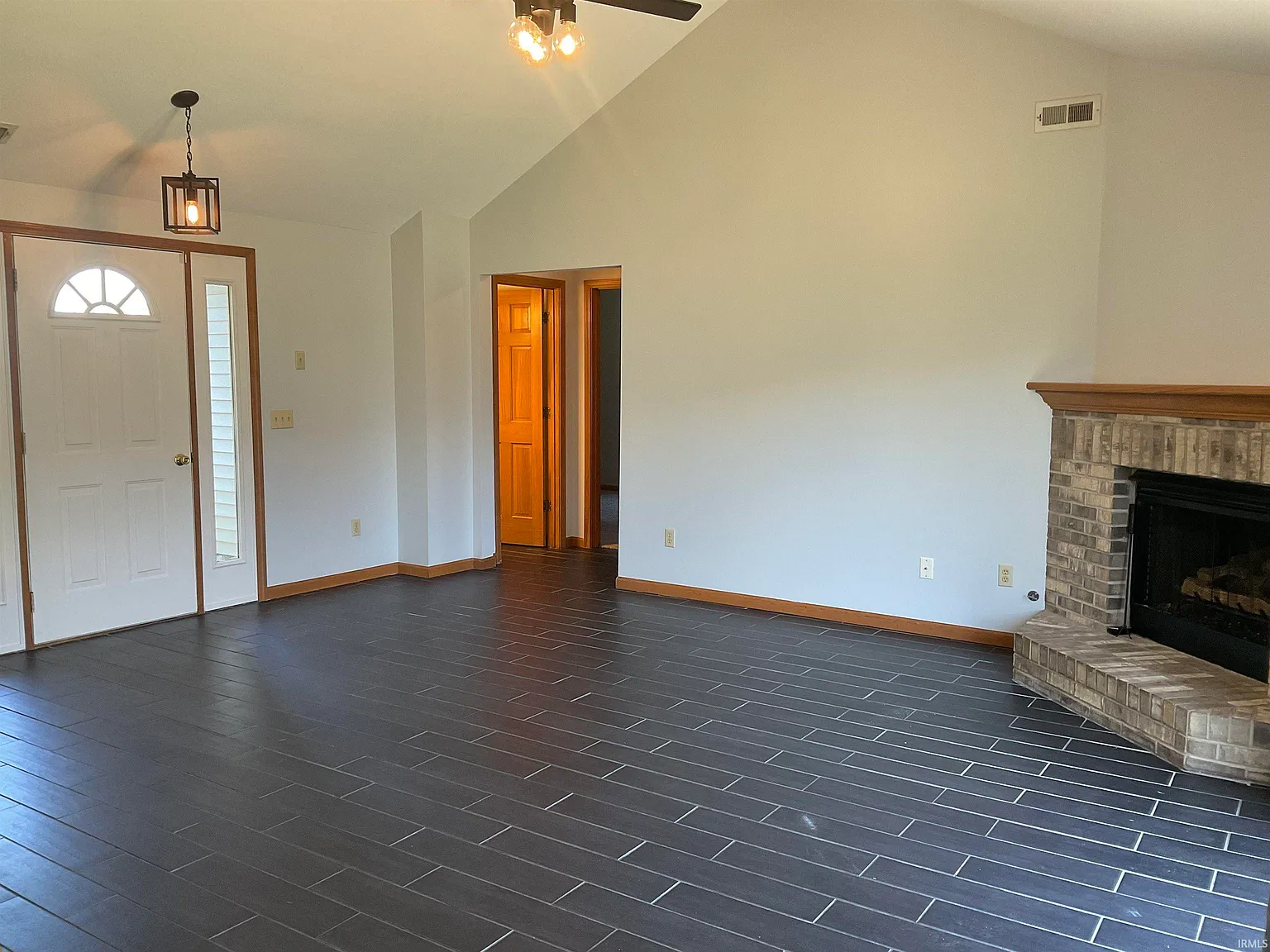 3 bed, 2.0 bath, 1269 sqft, $1,900 — Photo 3