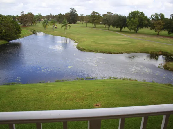 2040 Greenview Shores Blvd, Wellington, FL