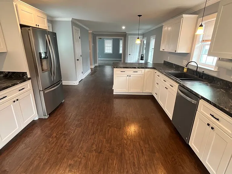 112 E Main St — Photo 8
