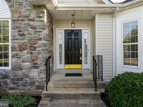 5th image of 272 Fox Chase St