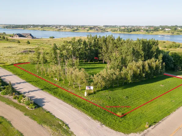 3096 Lake Front Dr, Jamestown, ND 58401