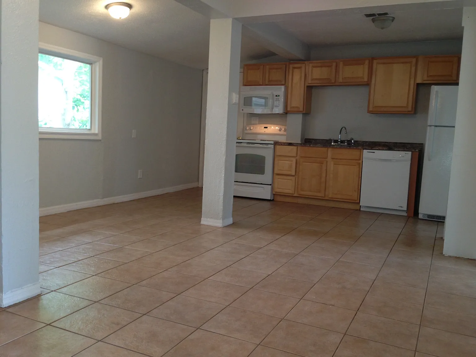 1328 Cloverlawn Ave — Photo 3