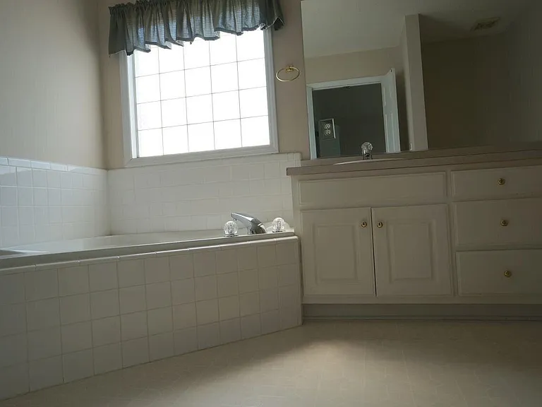 100 Halle Ct — Photo 12