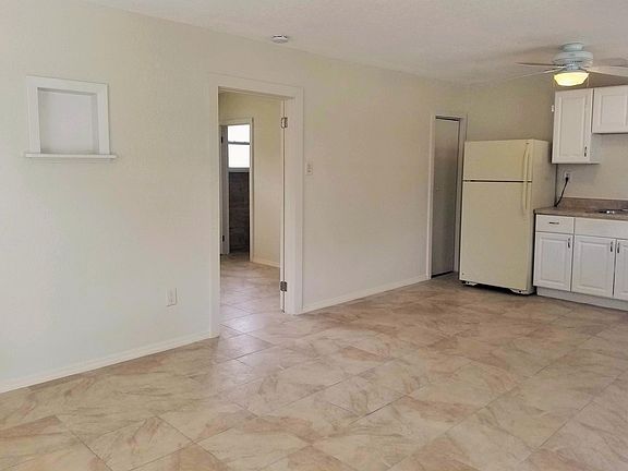 5th image of 6931 Hibiscus Ave S Unit 2B