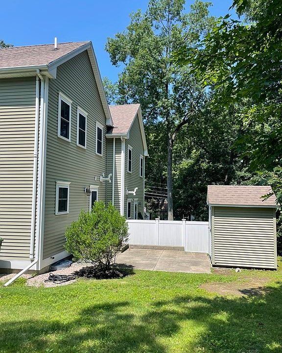 2nd image of 6 Yurick Rd Unit 6