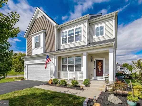 35820 Peninsula Ct, Round Hill, VA 20141