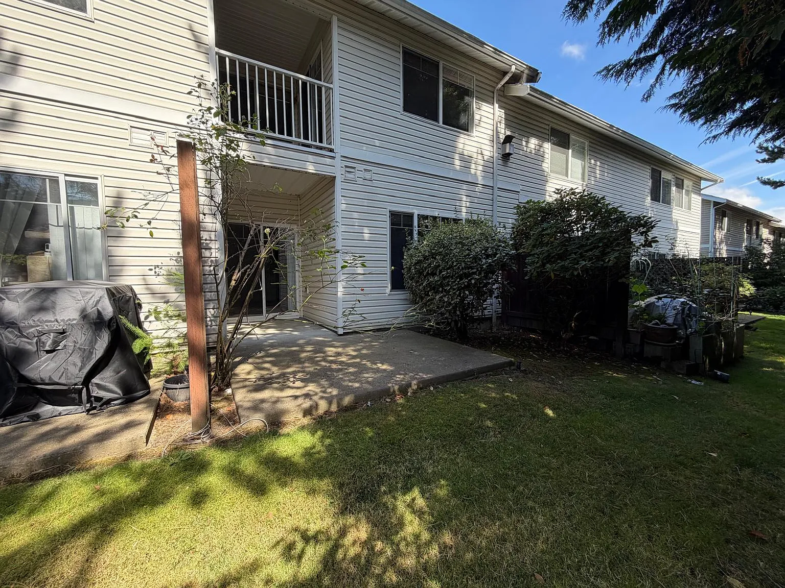 3 bed, 2.5 bath, 1722 sqft, $3,300 — Photo 2