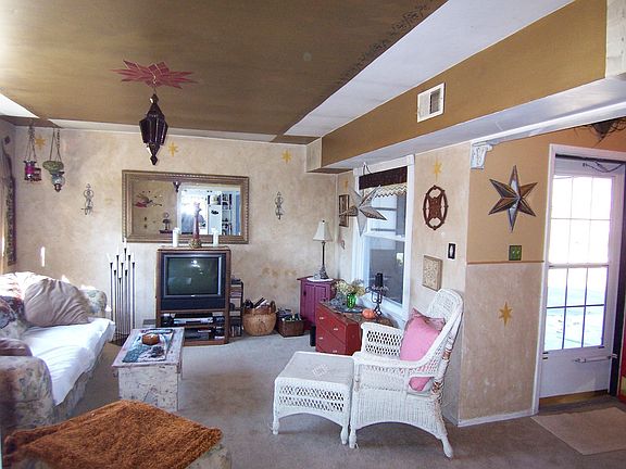 3rd image of 996 Vaughn Ave