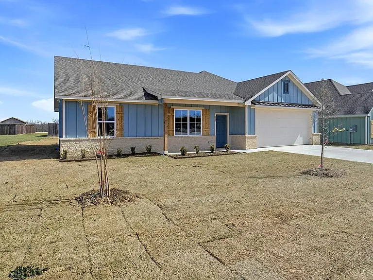 307 Railroad Ave — Photo 3