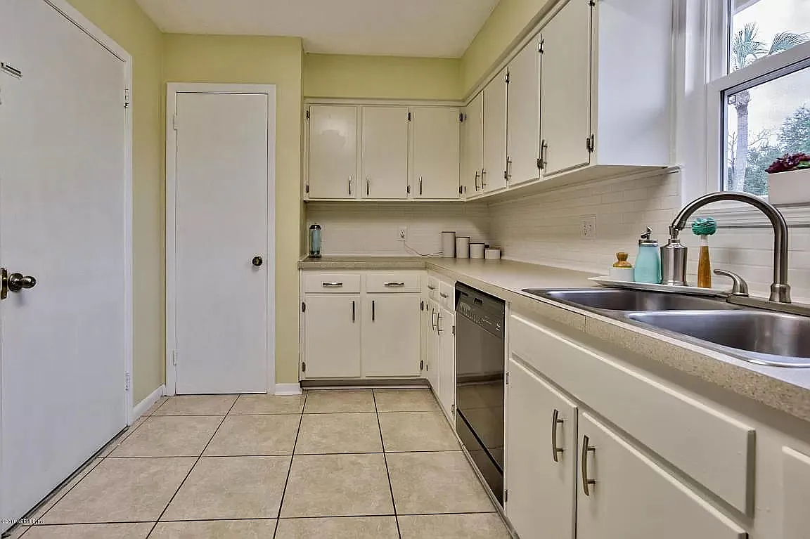 4 bed, 2700 sqft, $2,675 — Photo 2