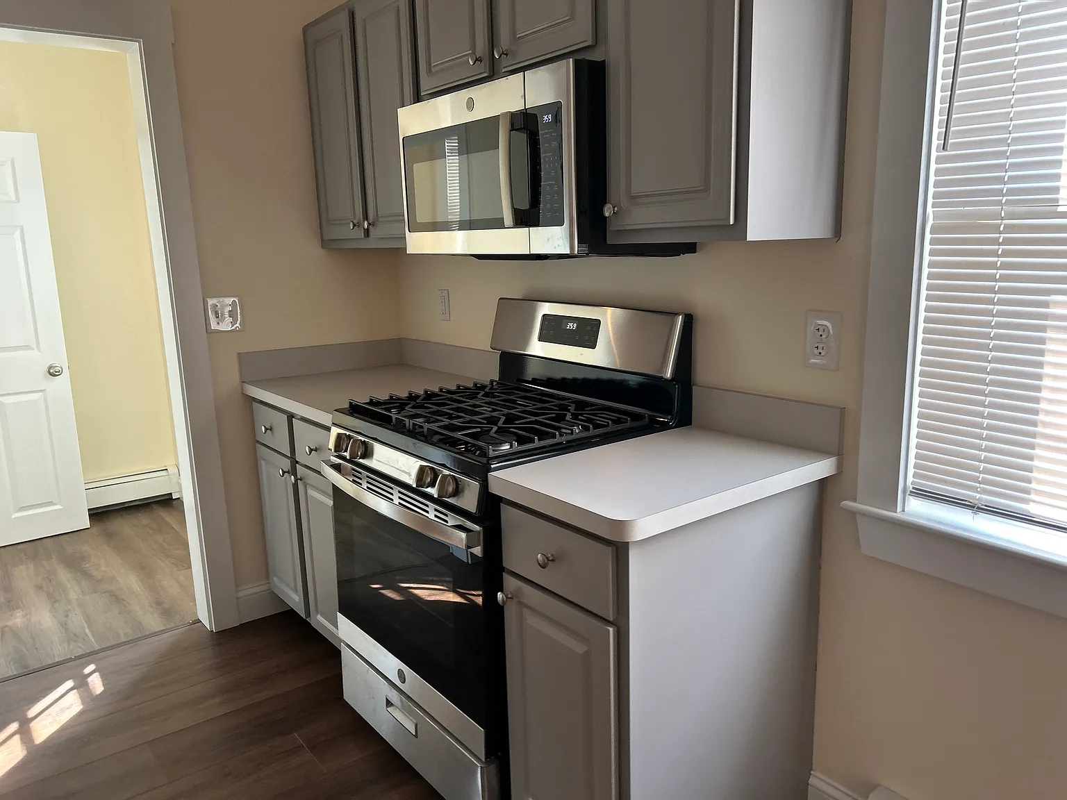 3 bed, 1.5 bath, $3,200 — Photo 4