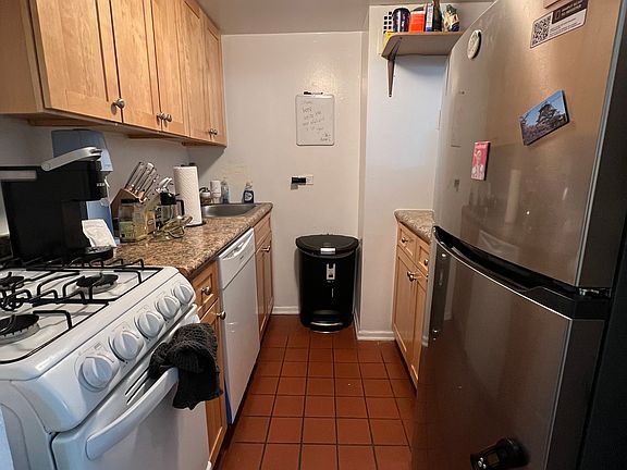 5th image of 155 E 23rd St APT 404