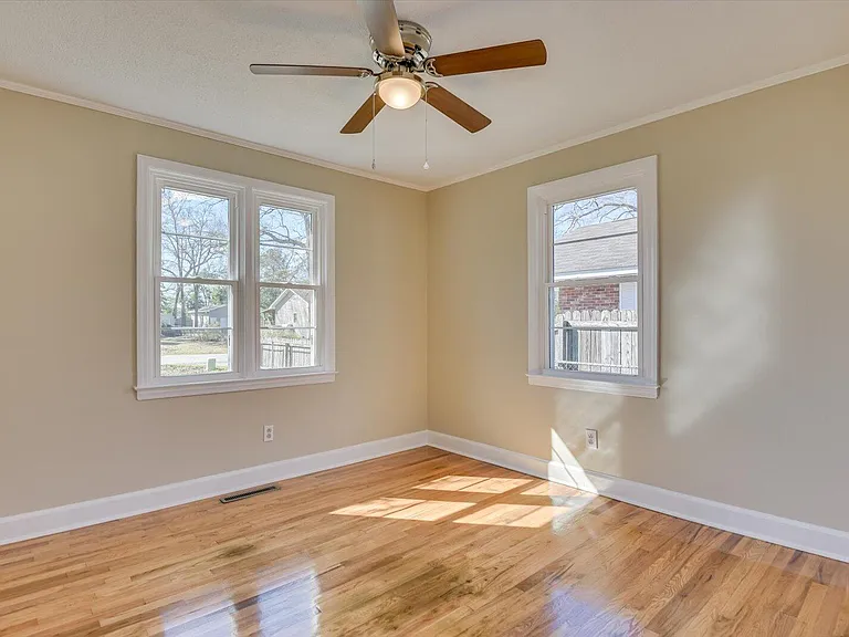 302 Burgess Dr — Photo 17