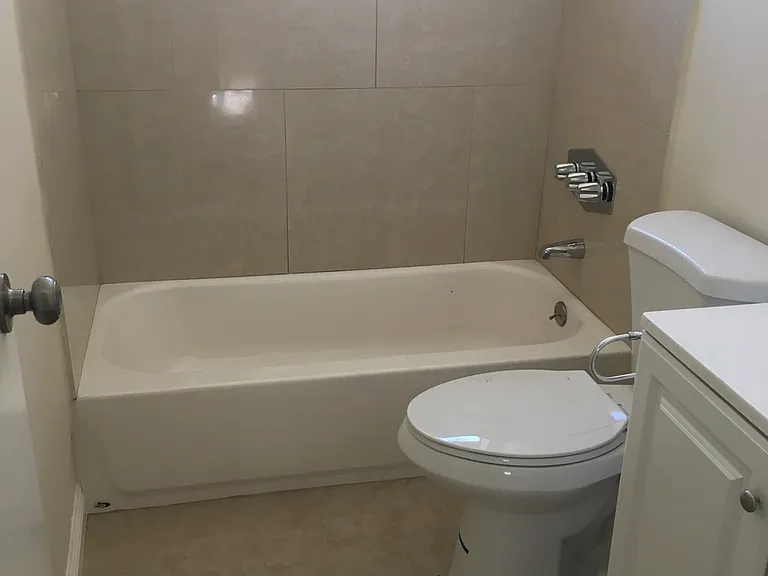 Apt 908 Edith — Photo 5
