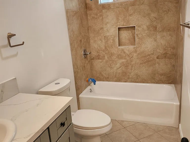 261 E Vermont Ave — Photo 9