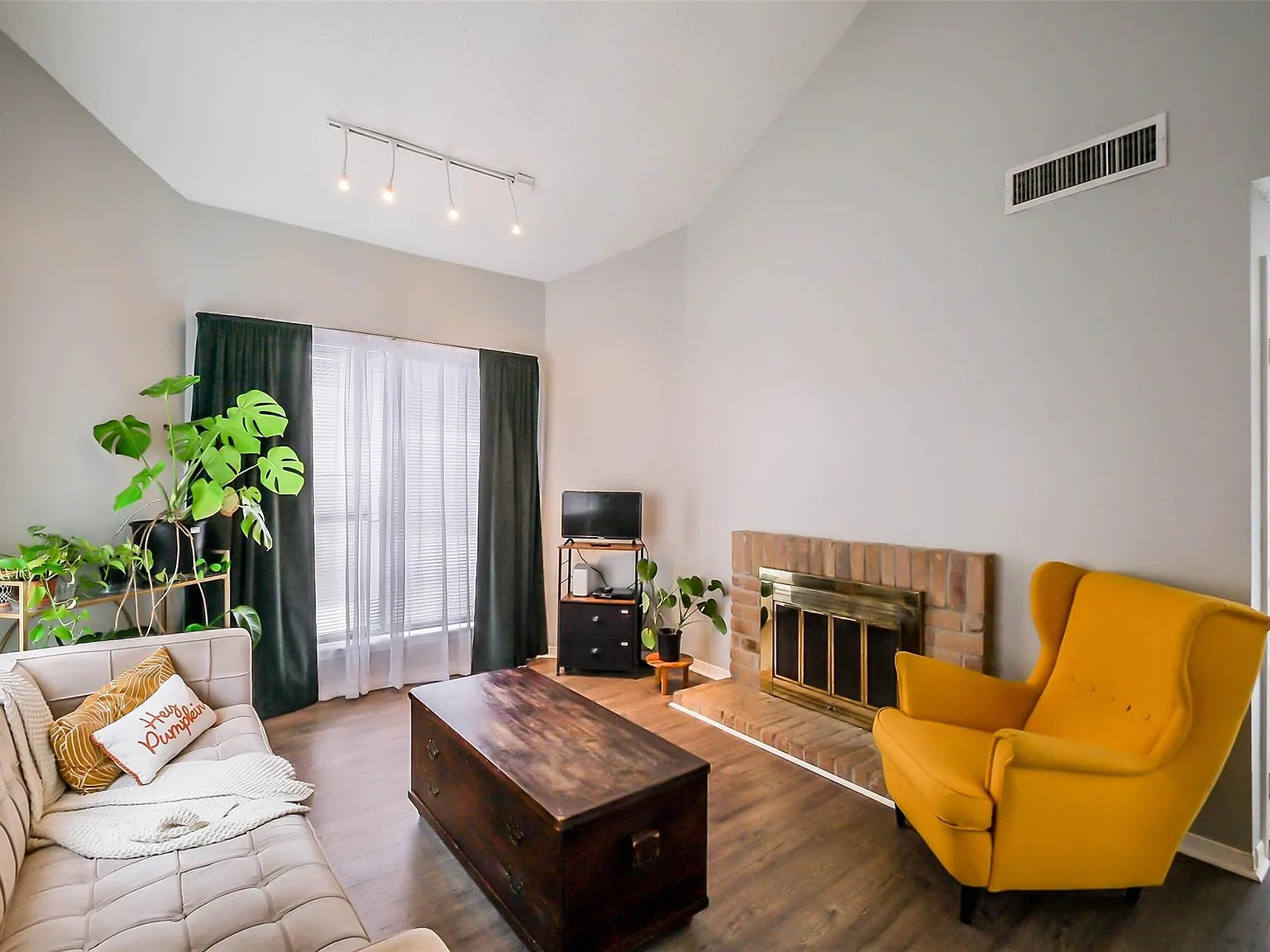 1 bed, 1.0 bath, 785 sqft, $1,200 — Photo 2