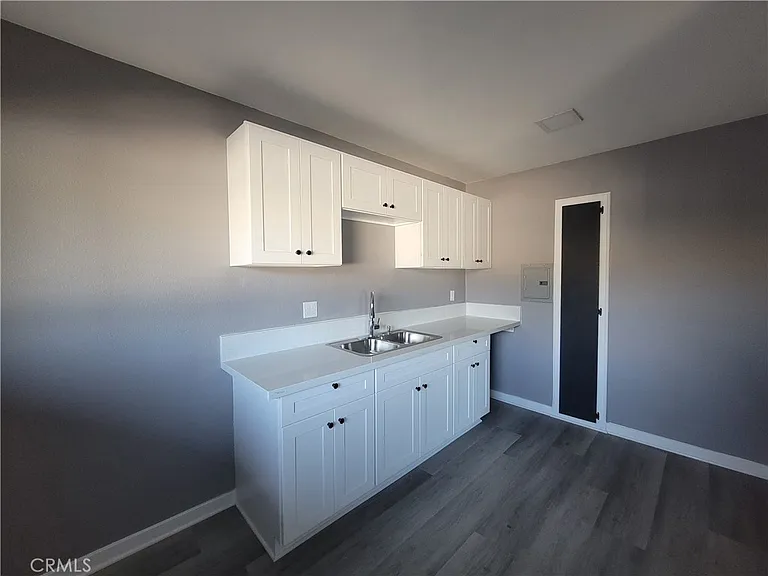 409 E Market St — Photo 3