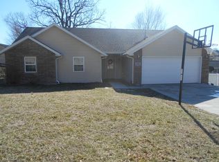 395 Ravenwood Cir, Neosho, MO 64850