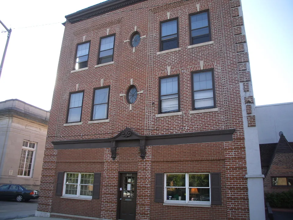 809 1/2 N A St