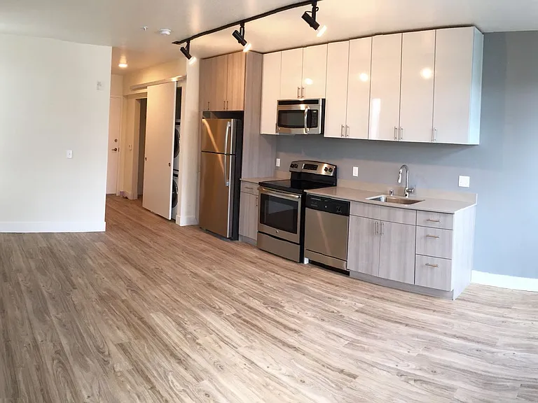 The Local 422 — Photo 10