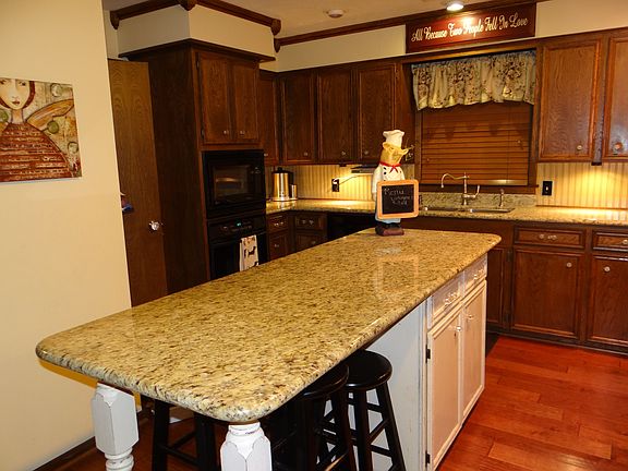 Kitchen with large island