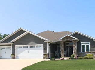 737 Amara Ct, Peosta, IA 52068