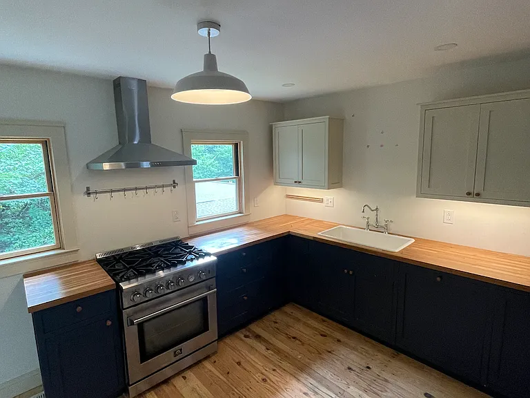 829 Farragut Ave — Photo 1