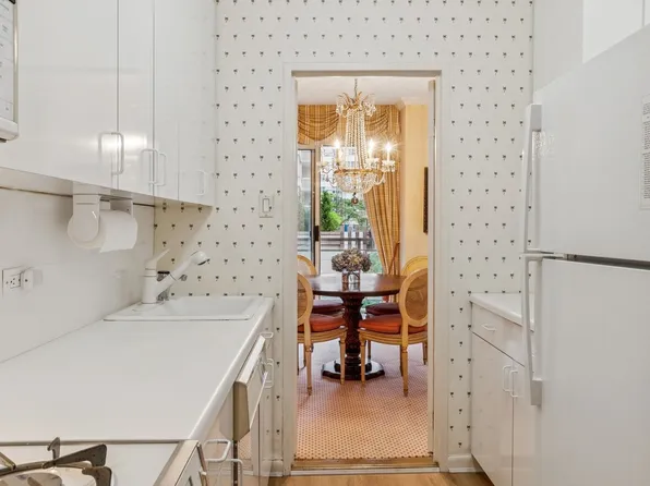 150 East 69th Street 3R image 3 of 6