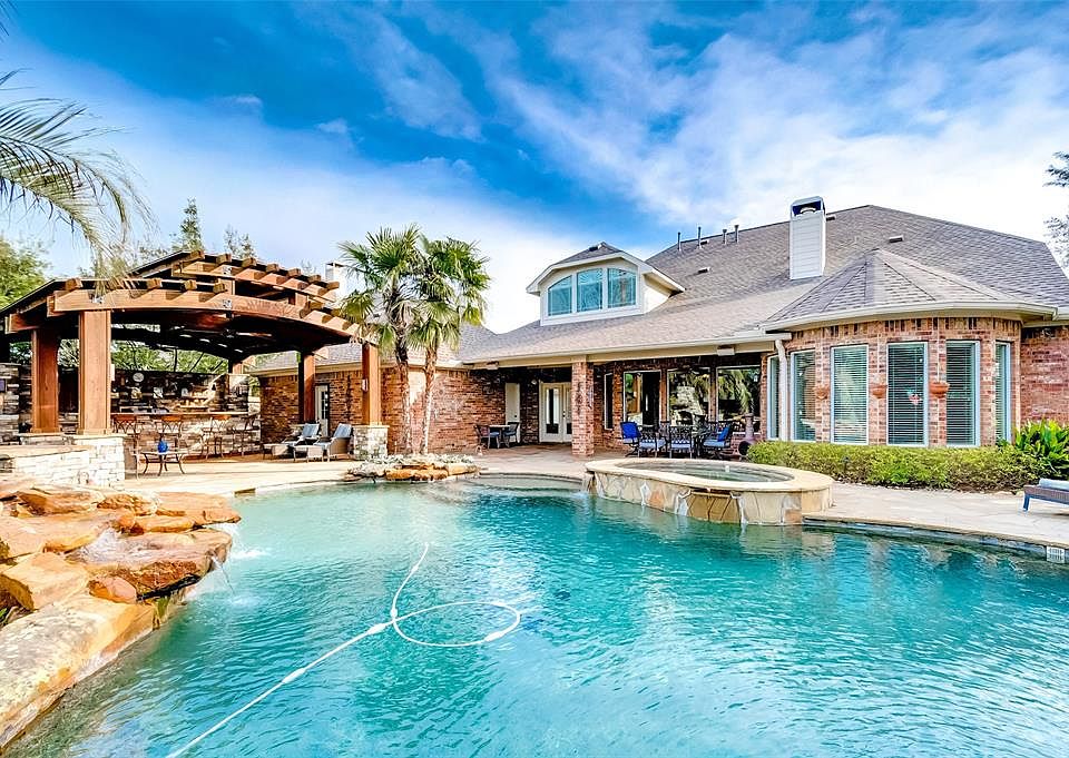 Come see your own private oasis. Beautiful pool, spa, covered patio with outdoor kitchen.