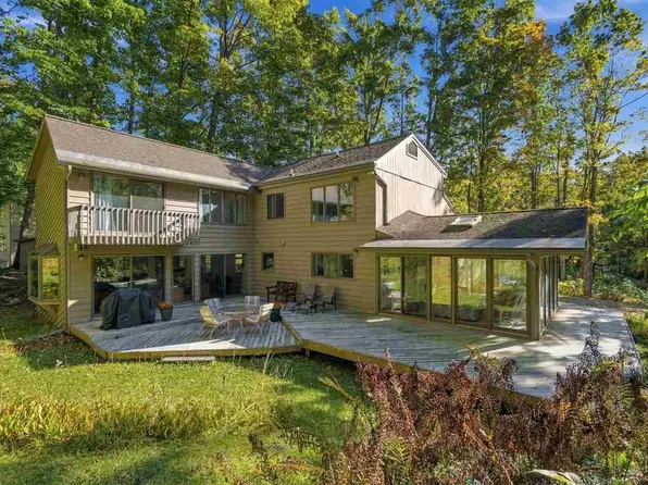 8292 Woodloft Trl, Harbor Springs, MI 49740