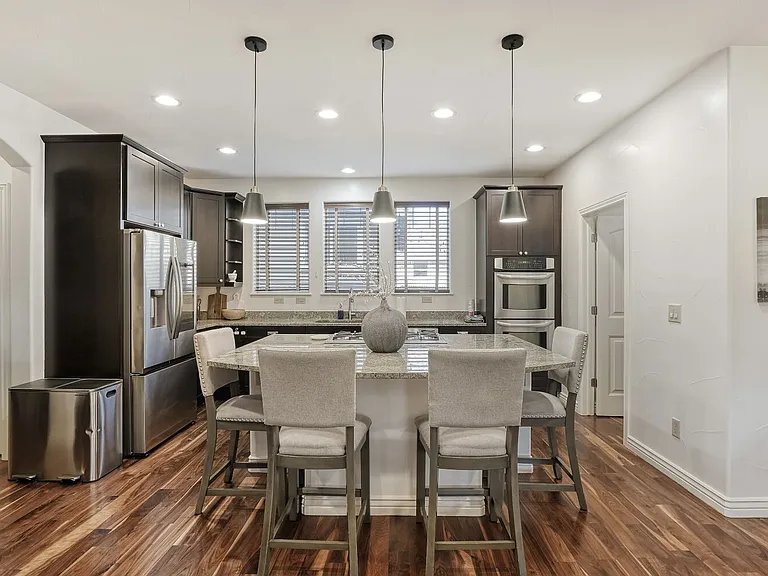 KITCHEN/ISLAND
