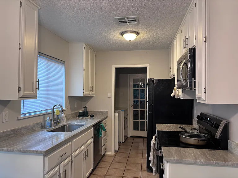 201 Castle Row — Photo 4