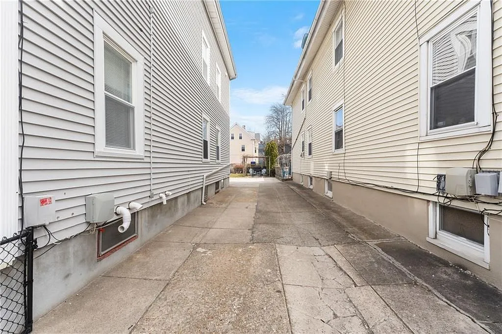 2 bed, 1.0 bath, 802 sqft, $2,400 — Photo 2